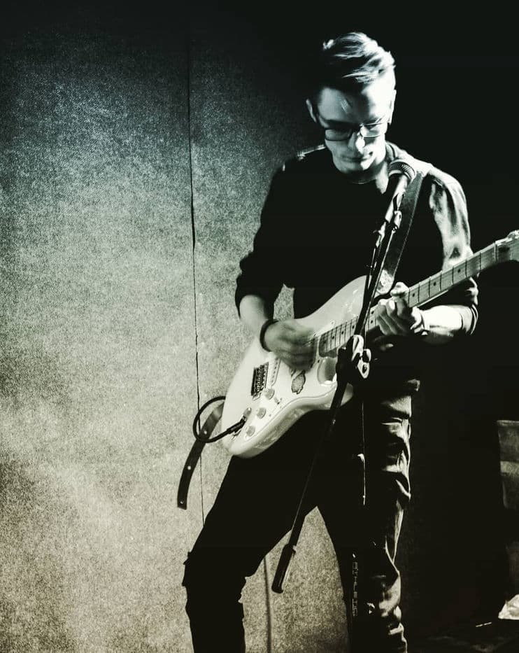 Daniel z gitarą - portret czarno-biały