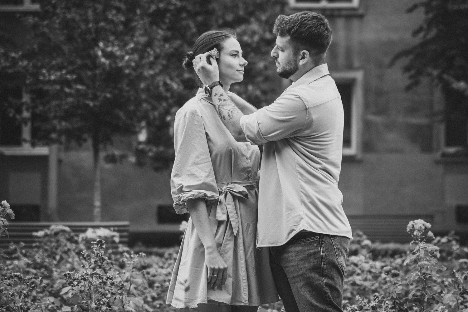 Ola i Kamil podczas sesji w plenerze - dokumentalna fotografia pary w naturalnym świetle