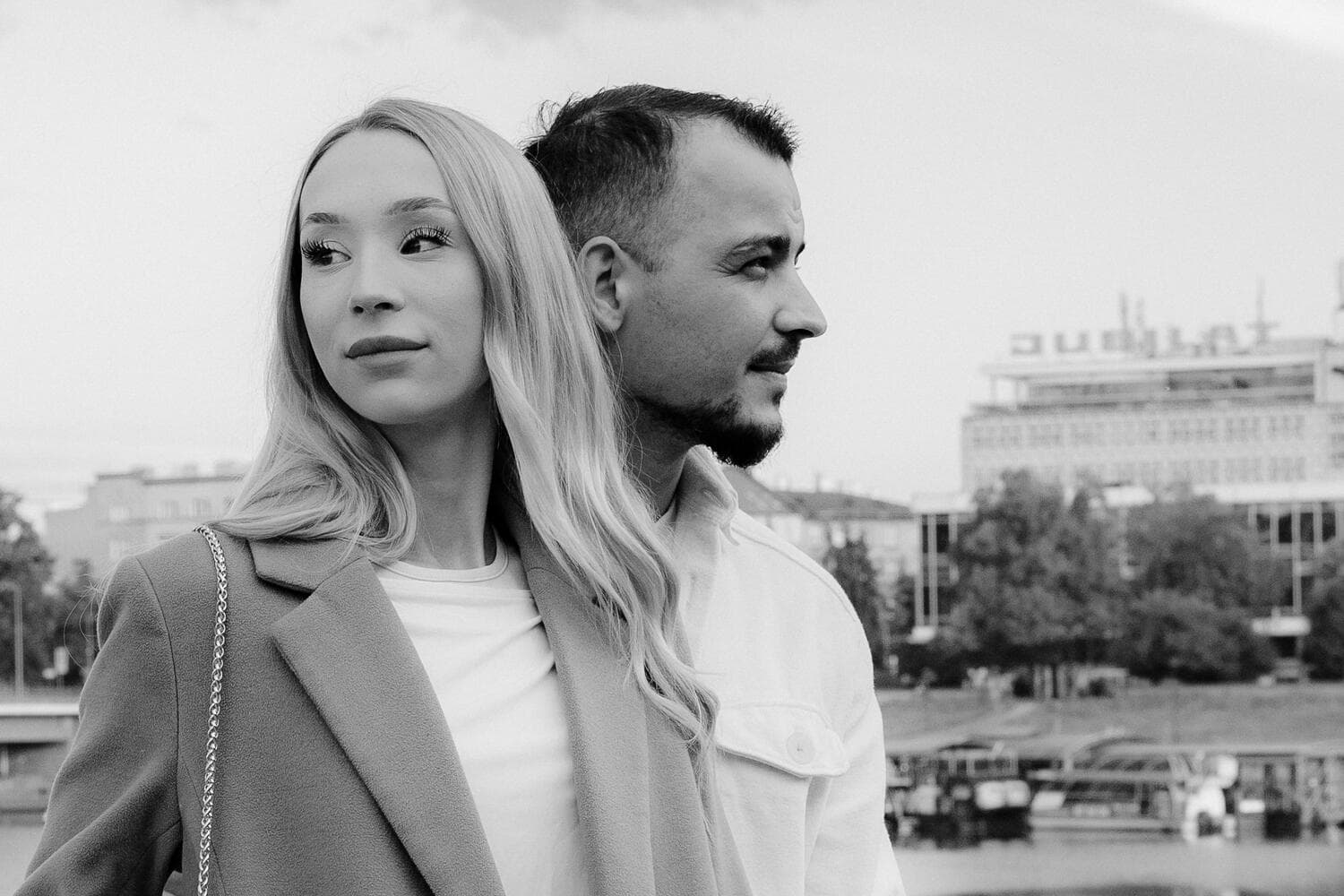Ola i Konrad, wspólny gest w kadrze