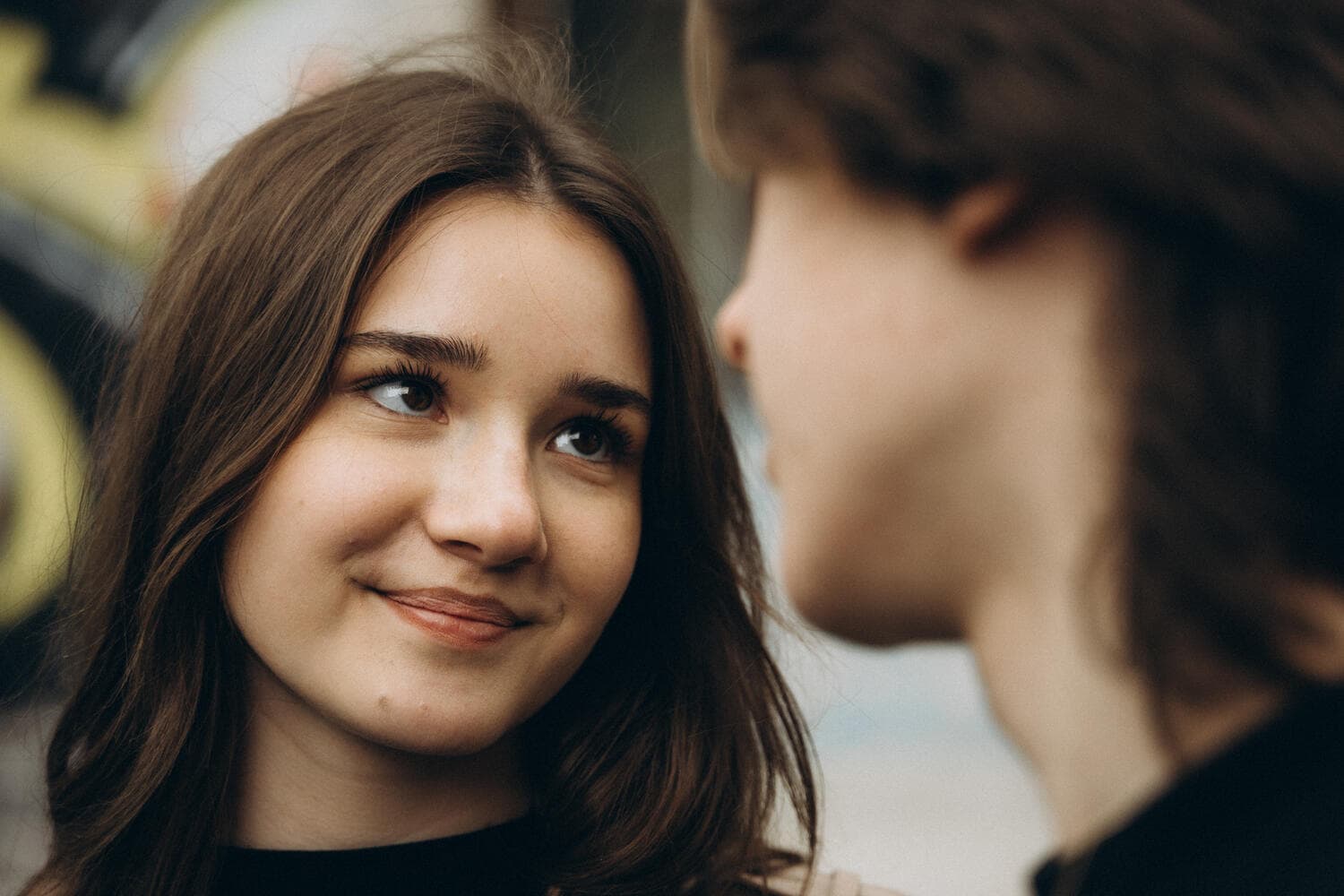 Julia i Karol w trawie, dużo nieba