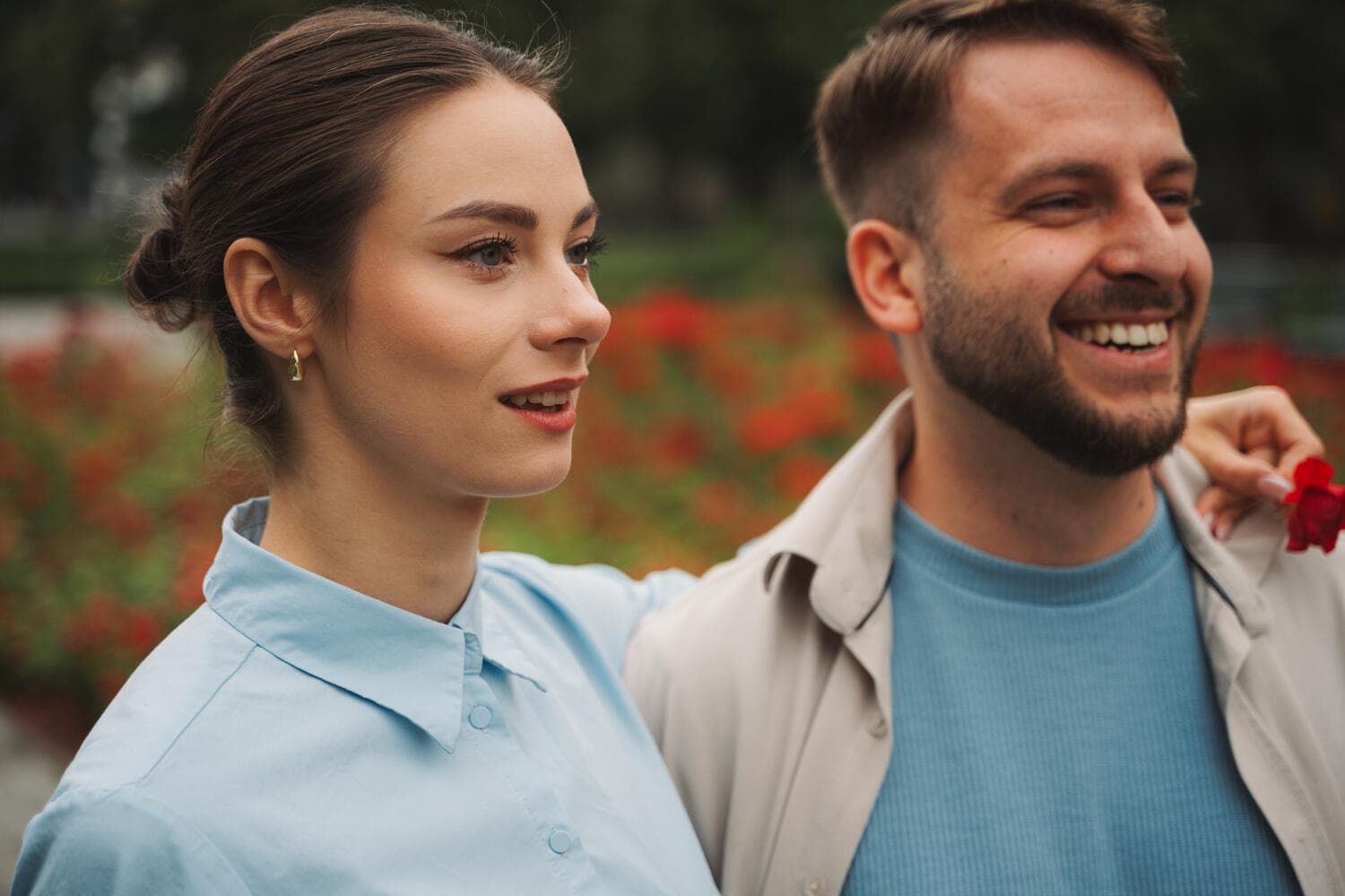 Ola i Kamil nad rzeką w lesie, para przy wodzie